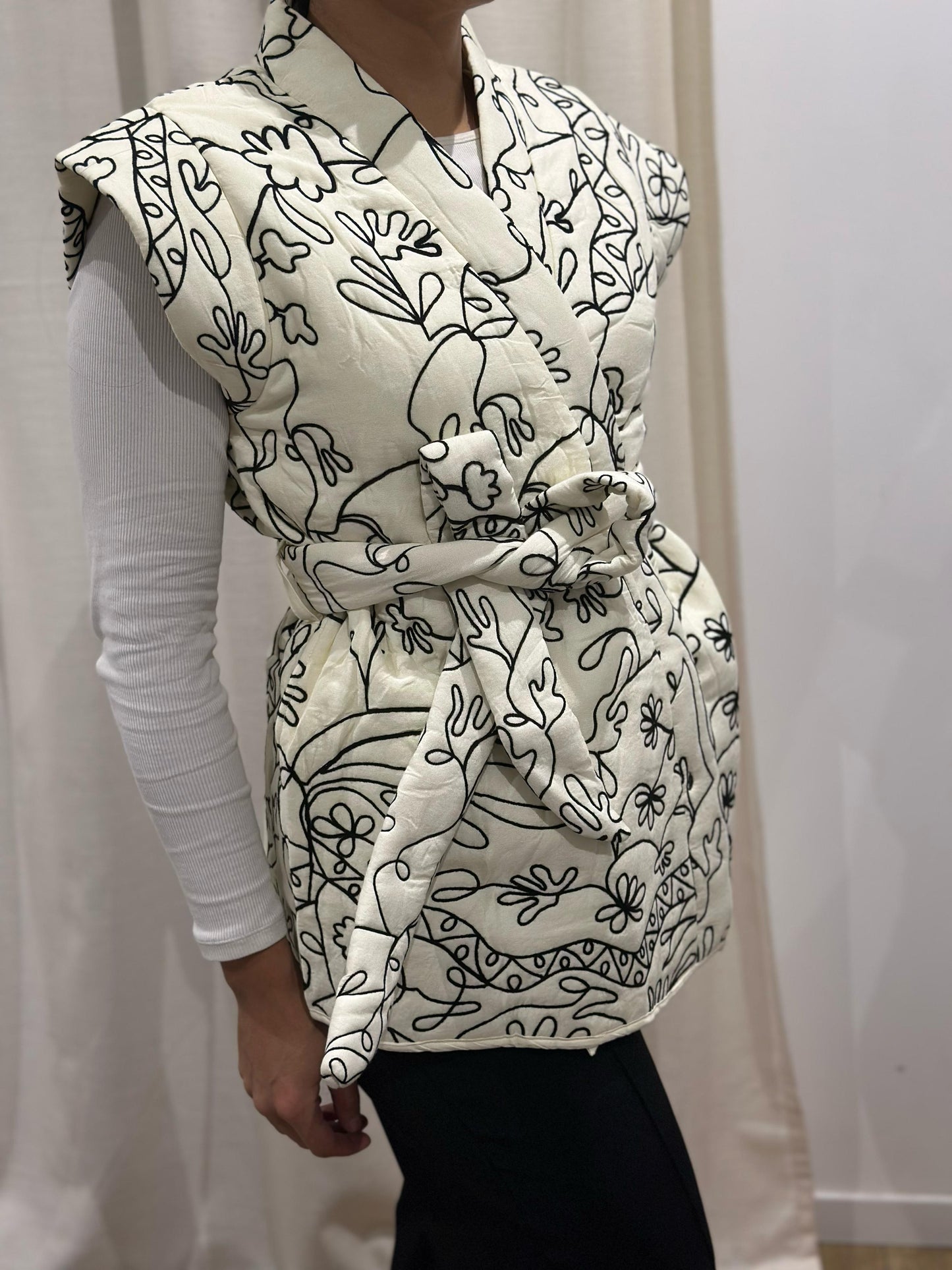 Veste Naïa – Sans manches & broderies noires